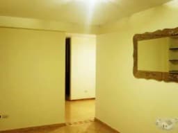 ALQUILO departamento de UN DORMITORIO, en el TERCER PISO, frente a un PARQUECITO en SANTIAGO DE SURCO.