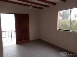 Departamento independiente de dos dormitorios y patio en Surco