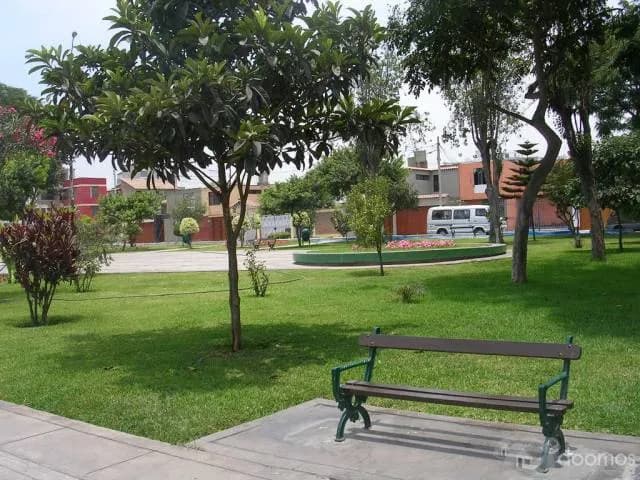 CASA ESQUINA FRENTE PARQUE ZONA RESIDENCIAL SURCO — foto 2