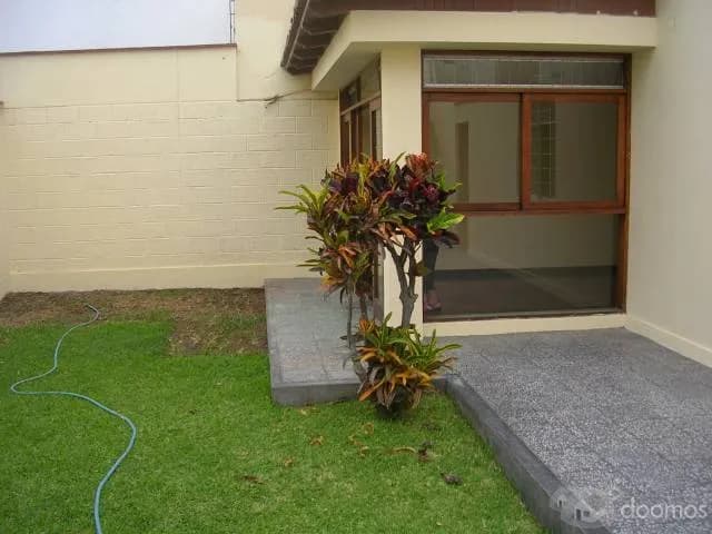 CASA ESQUINA FRENTE PARQUE ZONA RESIDENCIAL SURCO — foto 3