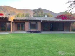5bedroom, 4.5 single family house in a great location!