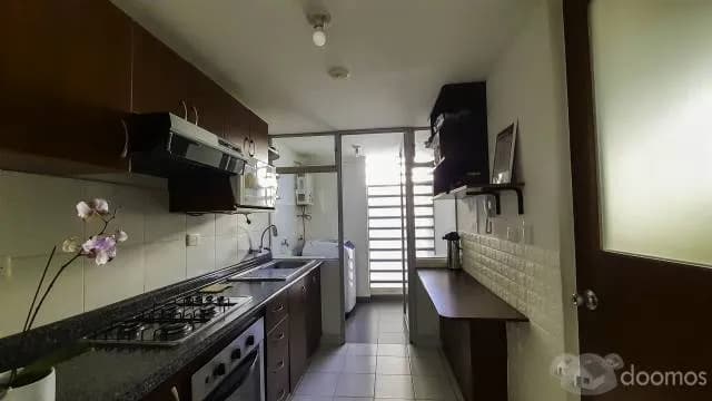 AMPLIO Y FUNCIONAL DEPARTAMENTO CON PATIO EN VENTA, 2DO PISO, 105 M2, MIRAFLORE — foto 1