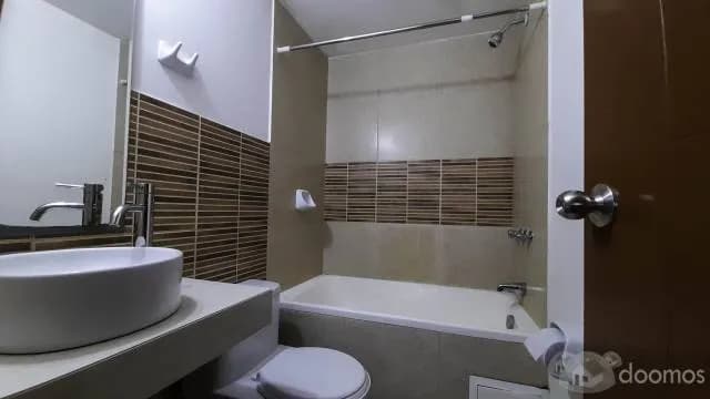 AMPLIO Y FUNCIONAL DEPARTAMENTO CON PATIO EN VENTA, 2DO PISO, 105 M2, MIRAFLORE — foto 4