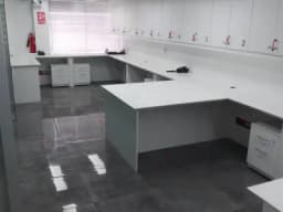 Oficina + dos estacionamientos en Miraflores