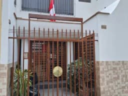 Vendo Hostal con Licencia para uso de hospedaje, Consultorios, Casa de Reposo, Casa de estudiantes, etc