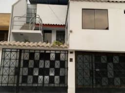 VENDO HERMOSA CASA  DE 3 PISOS MAS AZOTEA CON 2 ESTACIONAMIENTOS A UNA CUADRA MALL PLAZA COMAS