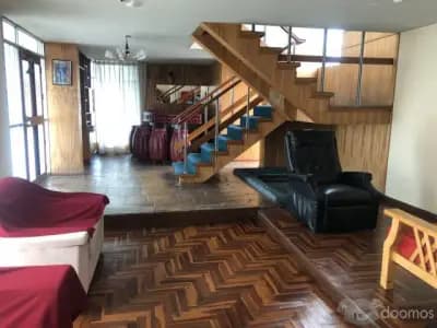 Amplia Casa con Dos Departamentos en Venta en La Mejor Zona de Jlbyr.