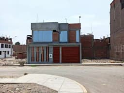 Casa Recién Construida De Dos Pisos Cerca A Parque Con Estructuras Para 3 Pisos.
