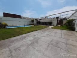 Casa en La Molina de 1000m2, Camacho , zona exclusiva, Lima.