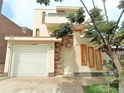 Casa de estreno en la Urb. El Golf de Huampaní en Lurigancho
