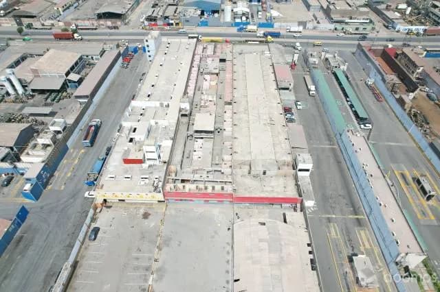 Venta de Local Industrial de 6000 mt2 como Terreno en Av Nestor Gambeta — foto 3