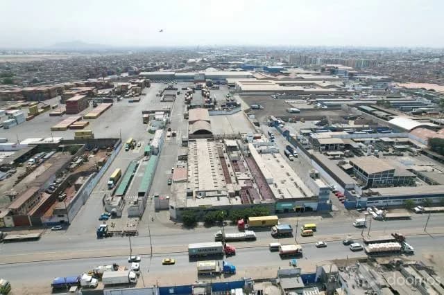Venta de Local Industrial de 6000 mt2 como Terreno en Av Nestor Gambeta — foto 4