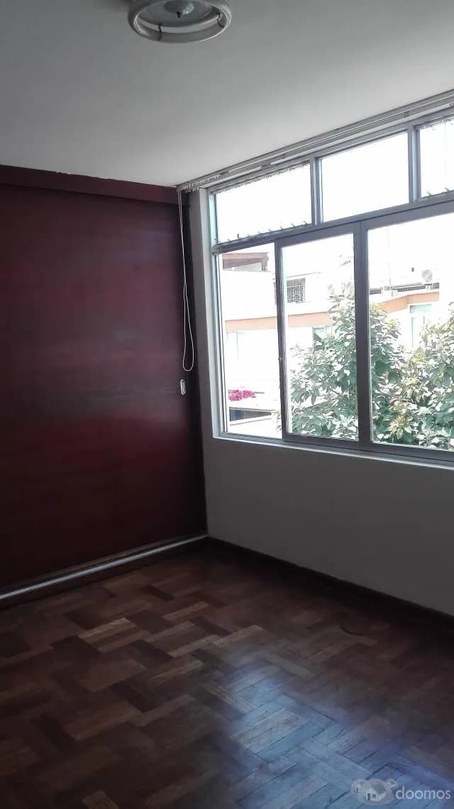 VENDO CASA 2 PLANTAS EN MIRAFLORES, URB. BENAVIDES — foto 1