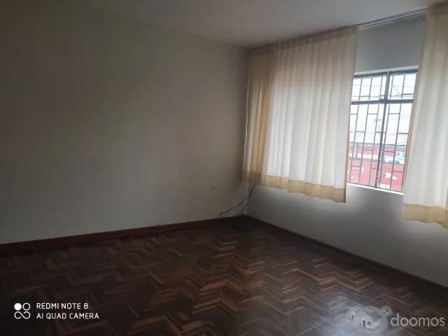 ALQUILO HABITACIÓN AMPLIA — foto 1
