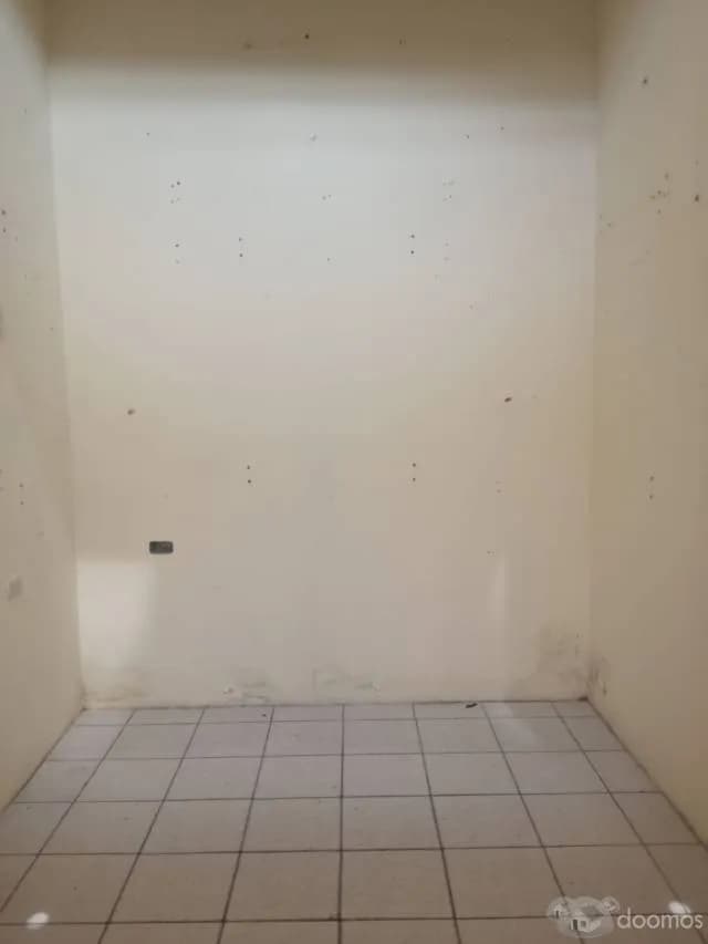 SE VENDE STAND EN EL CENTRO COMERCIAL EL UNIVERSO ACCU 2 — foto 2