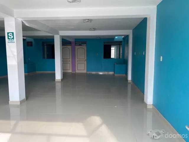 CASA CON LOCALES COMERCIALES IDEAL PARA TALLER/ OFICINAS — foto 1