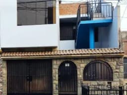 SE VENDE CASA DE 2 PISOS