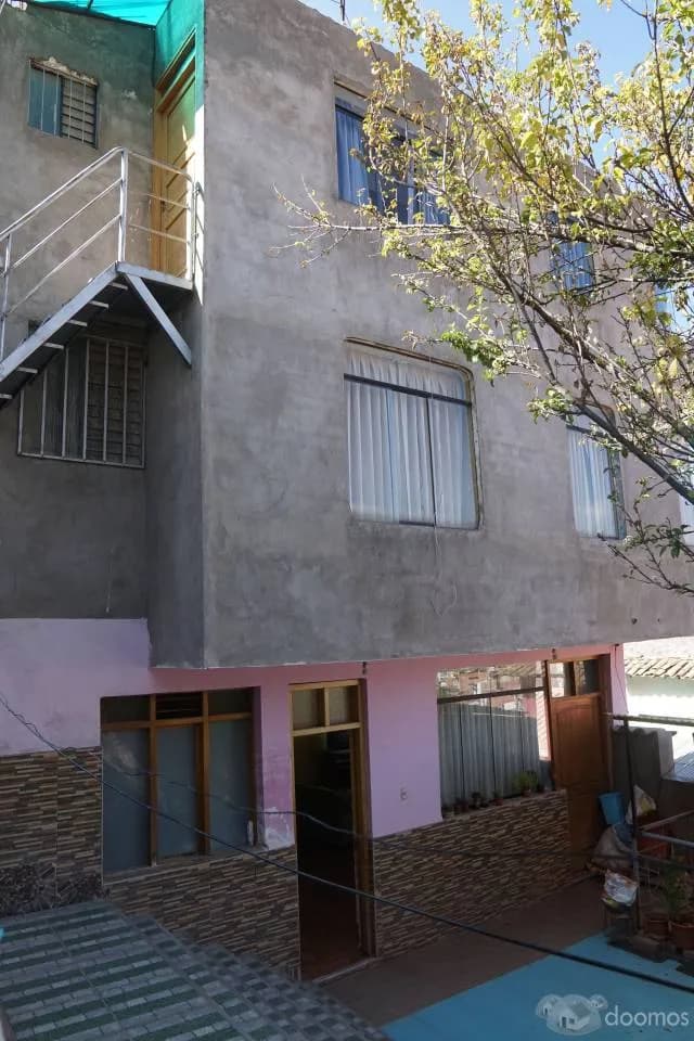 En venta. Propiedad sobre 325 m2 de terreno con 2 casas con acceso independiente — foto 2
