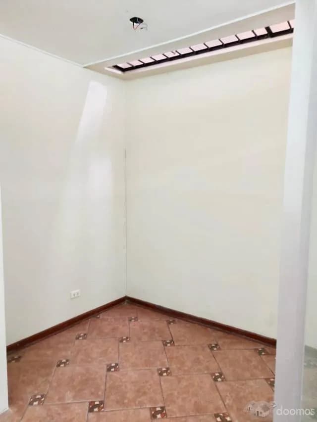 Alquilo Local Comercial en 1er Piso - Solo Para Deposito — foto 2