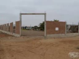 VENDO PROYECTO DE TERRENO CERCADO CON PAREDES DE LADRILLO DE 1200mt2 en la granja carretera a ciudad de Dios.