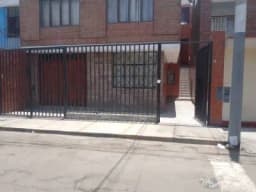 Vendo casa de dos pisos y medio de ocasion