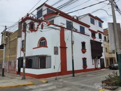 Amplia, elegante e imponente casa de 04 pisos totalmente remodelada