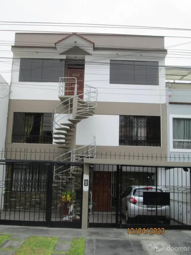 Venta de Casa de 3 Pisos Frente a Parque en Cercado de Lima — foto 1