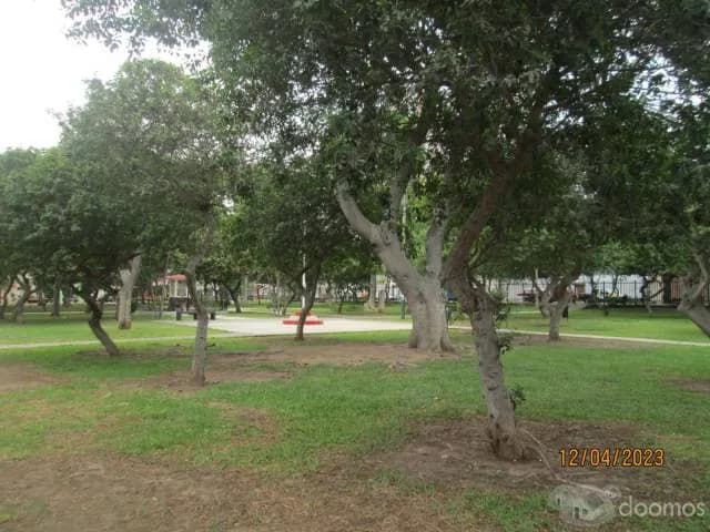 Venta de Casa de 3 Pisos Frente a Parque en Cercado de Lima — foto 2