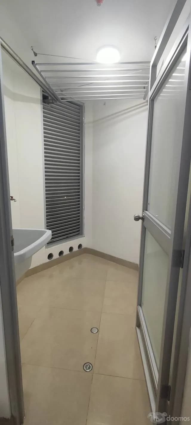 ALQUILER DE MODERNO Y CENTRICO DEPARTAMENTO — foto 2
