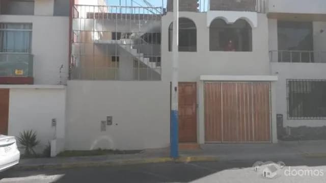 VENDO CASA DE DOS PÍSOS CON DOS DEPARTAMENTOS INDEPENDIENTES — foto 1