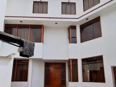 VENTA DE CASA DE TRES PISOS UBICACION PERFECTA EN AVENIDA URB EL GOLF -TRUJILLO