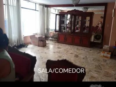 VENDO CASA CON SOTANO Y PISCINA