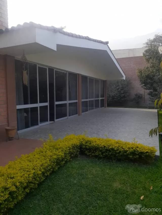 Vendo Casa en Av. Los Cedros cuadra 14 - Chacalacayo — foto 4