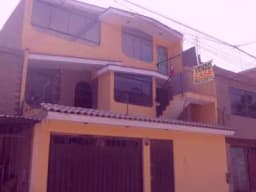 VENDO CASA DE 3 PISOS - CHACLACAYO - URB. LA FLORESTA