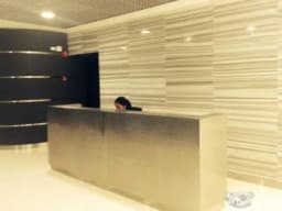 Amplia oficina de estreno con modernas áreas comunes, kitchenette.