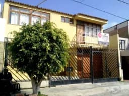 VENDEMOS CASA EN CALLE ANCON - URB. SANTA VICTORIA.