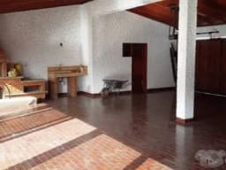 VENDO CASA LA MOLINA,  LA PLANICIE EN ESQUINA CON AMPLIO JARDIN INTERIOR Y COCHERA PARA 05 CARROS.