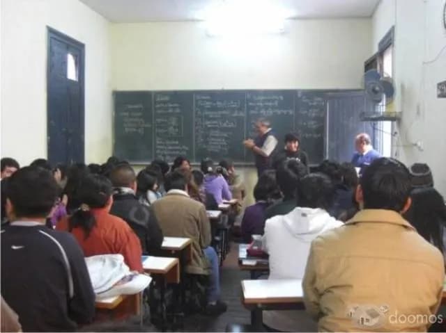 Alquilo aulas de clases con carpetas y pizarra de tiza — foto 1
