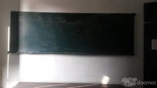 Alquilo aulas de clases con carpetas y pizarra de tiza — foto 3