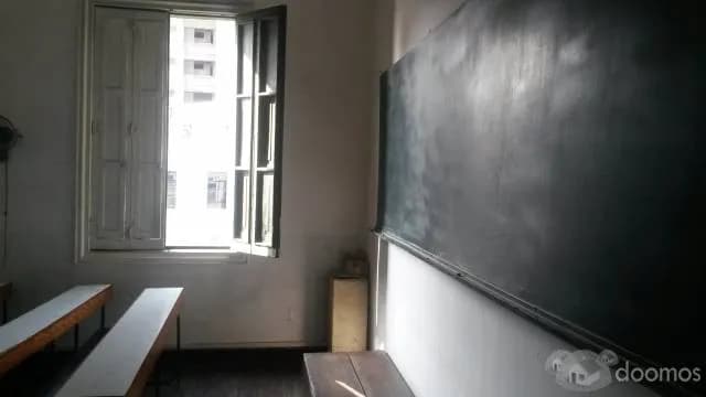 Alquilo aulas de clases con carpetas y pizarra de tiza — foto 5