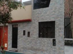 HERMOSA CASA FRENTE A PARQUE, DISTRIBUCIÓN DISEÑADA POR ARQUITECTO