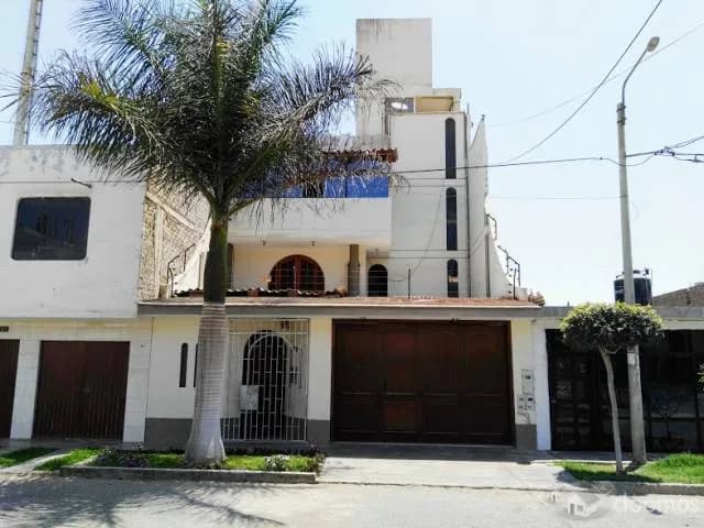 OCASIÓN!, CASA EN VENTA de 03 Pisos en Urb. Los Sauces — foto 1