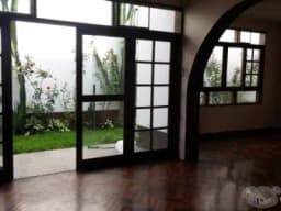 Alquilo excelente casa para uso como vivienda asi como para empresas.
