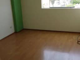 Se alquila departamento.