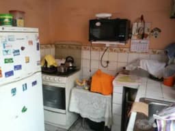 VENDO CASA AMPLIA, COMODA Y SEGURA EN ZONA COMERCIAL.