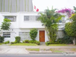 Amplia Casa en zona Residencial de Miraflores.
