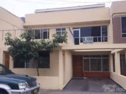 CASA DE TRES PISOS