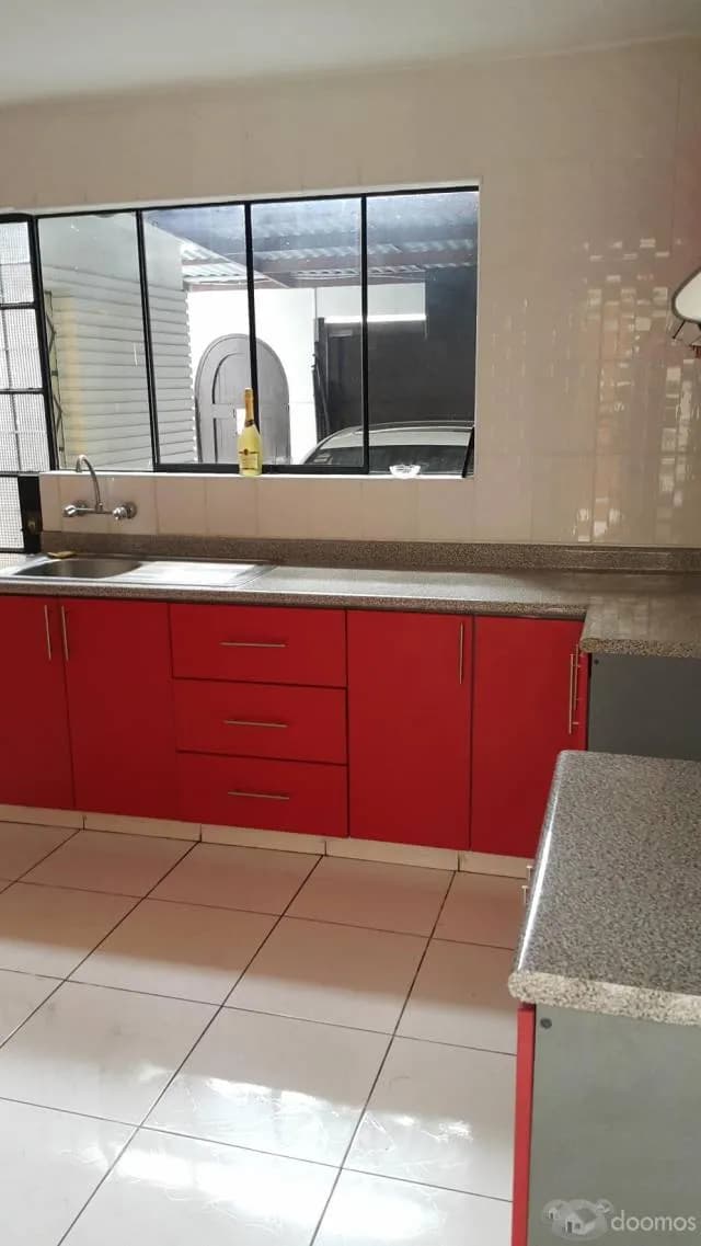 LINDA CASA REMODELADA EN URB. LOS LAURELES — foto 4