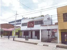 VENTA DE CASA INMUEBLE EN ZONA CÉNTRICA DE HUANCAYO JUNTO A COLEGIOS Y ENTIDADES PÚBLICAS Y PRIVADAS