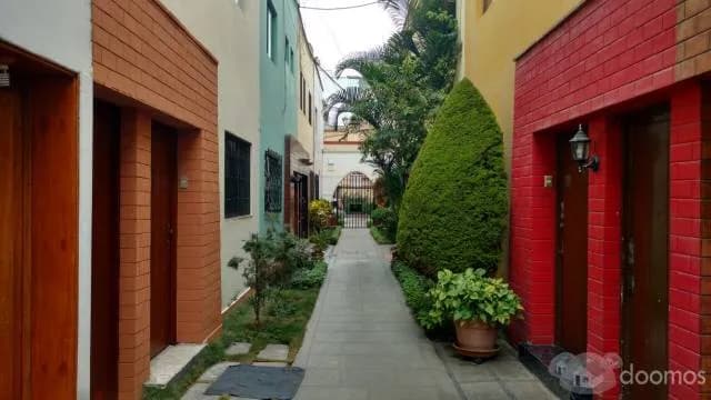 VENTA DE HERMOSA CASA DE ESTRENO EN MIRAFLORES — foto 1